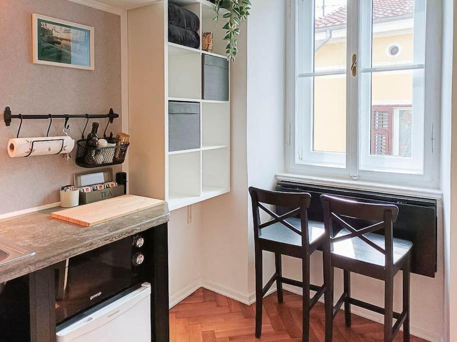 Apartment Loft Bed With Free Parking, 2 Bikes! Self Check In, Wi-fi, Ac *