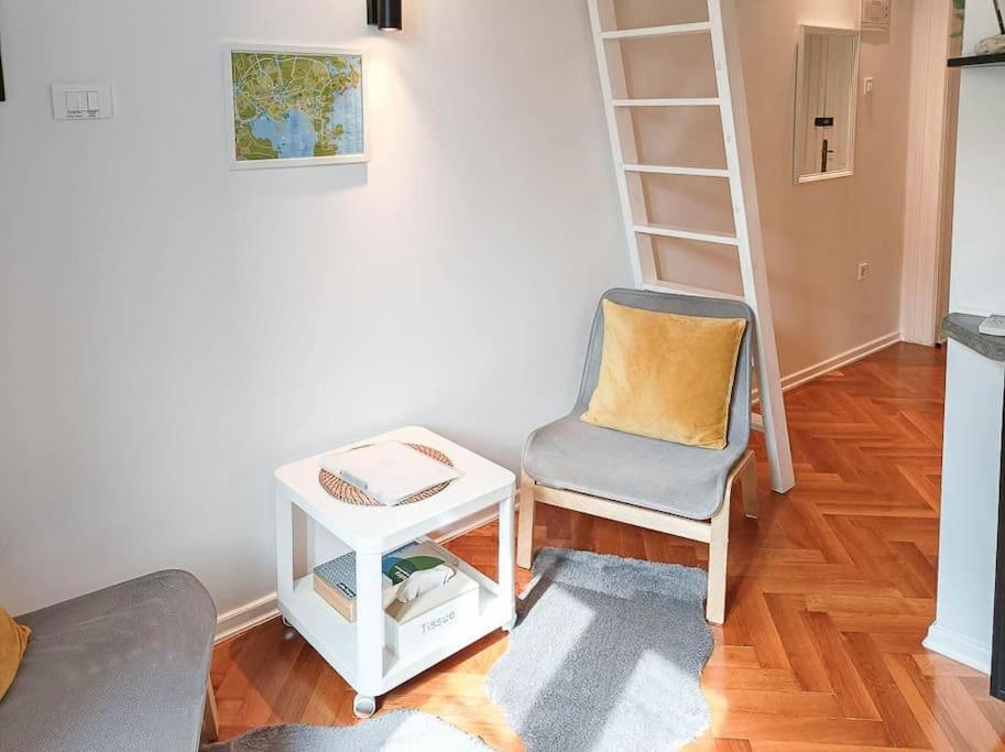 Apartment Loft Bed With Free Parking, 2 Bikes! Self Check In, Wi-fi, Ac
