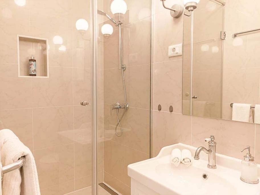 Loft Bed With Free Parking, 2 Bikes! Self Check In, Wi-fi, Ac *