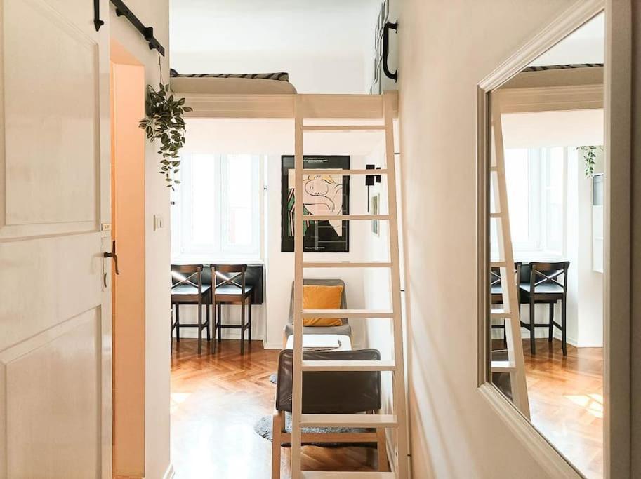 Loft Bed With Free Parking, 2 Bikes! Self Check In, Wi-fi, Ac *