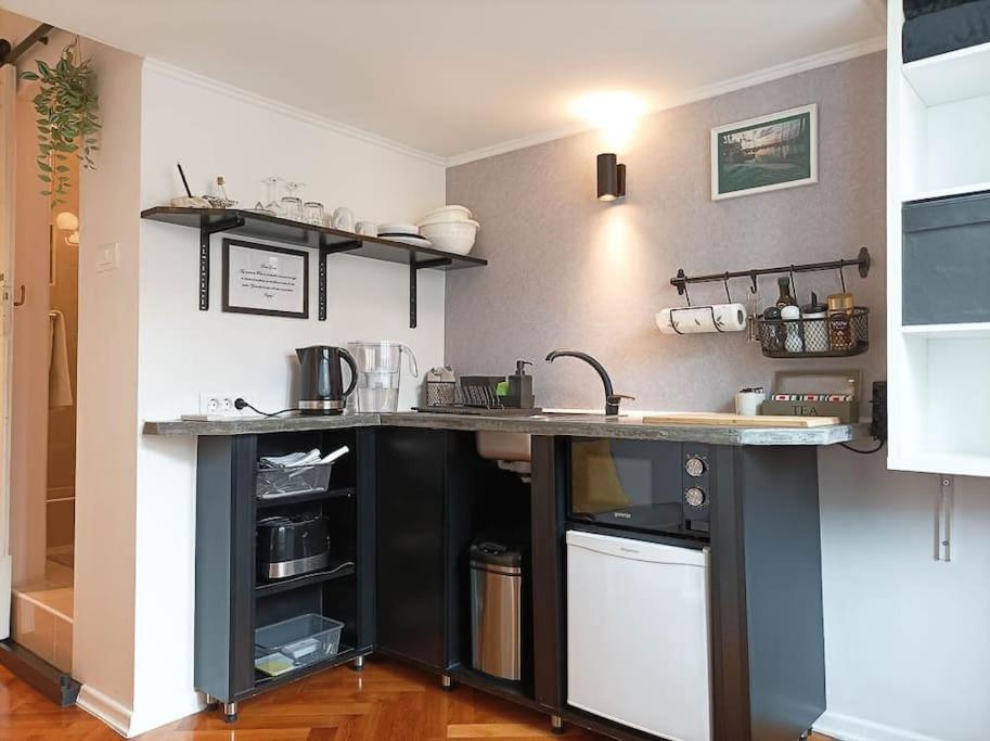 Apartment Loft Bed With Free Parking, 2 Bikes! Self Check In, Wi-fi, Ac
