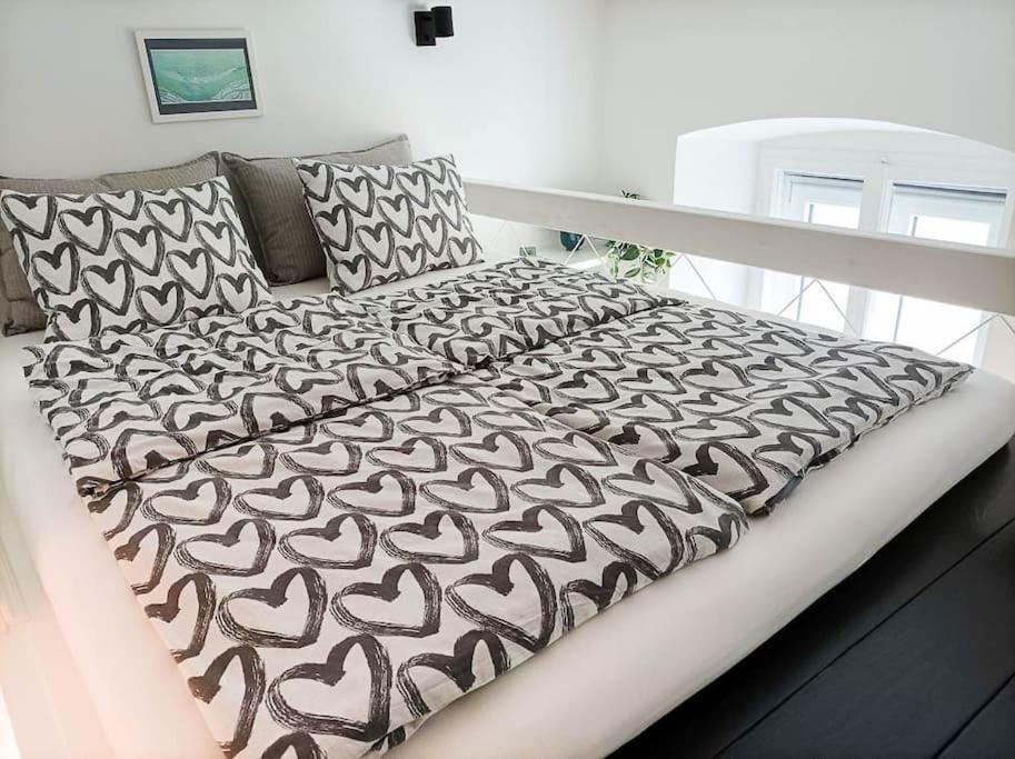 Loft Bed With Free Parking, 2 Bikes! Self Check In, Wi-fi, Ac * Pula